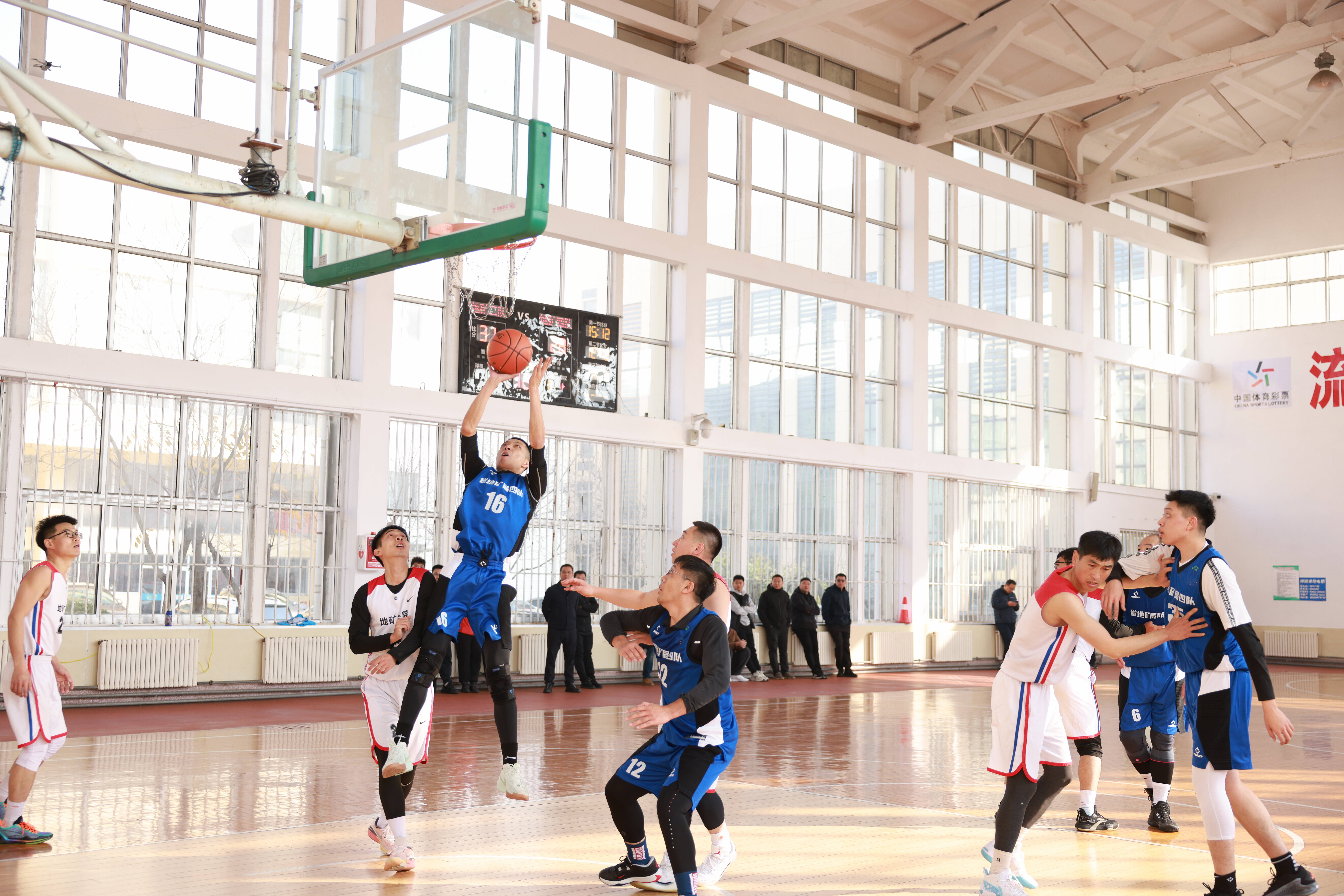 篮球场外新闻不断，话题热度爆表的简单介绍